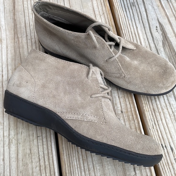 NWOT- Aerosoles Pine Tree TAUPE SUEDE Shoes/ Ankle Boots Size 6.5W - Picture 2 of 12
